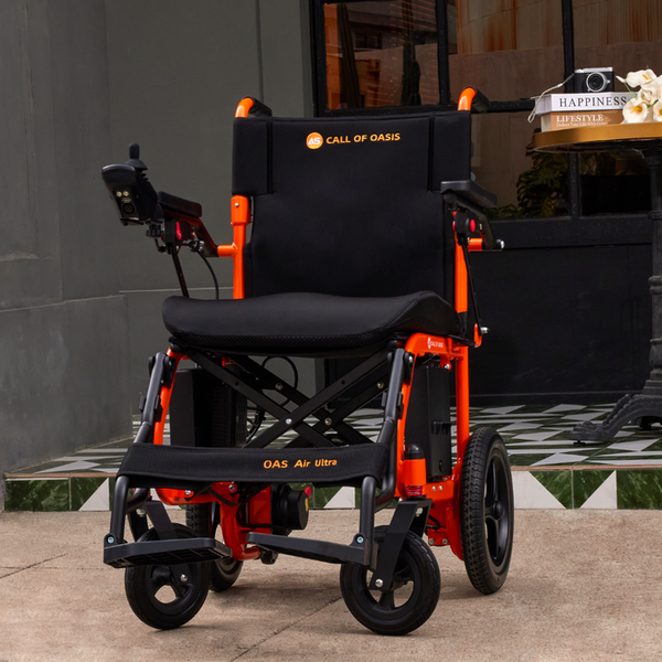 Faltbarer großer Sitz des OAS Air Ultra elektrischen Rollstuhls für komfortable und stabile Sitzposition im Alltag und auf Reisen.